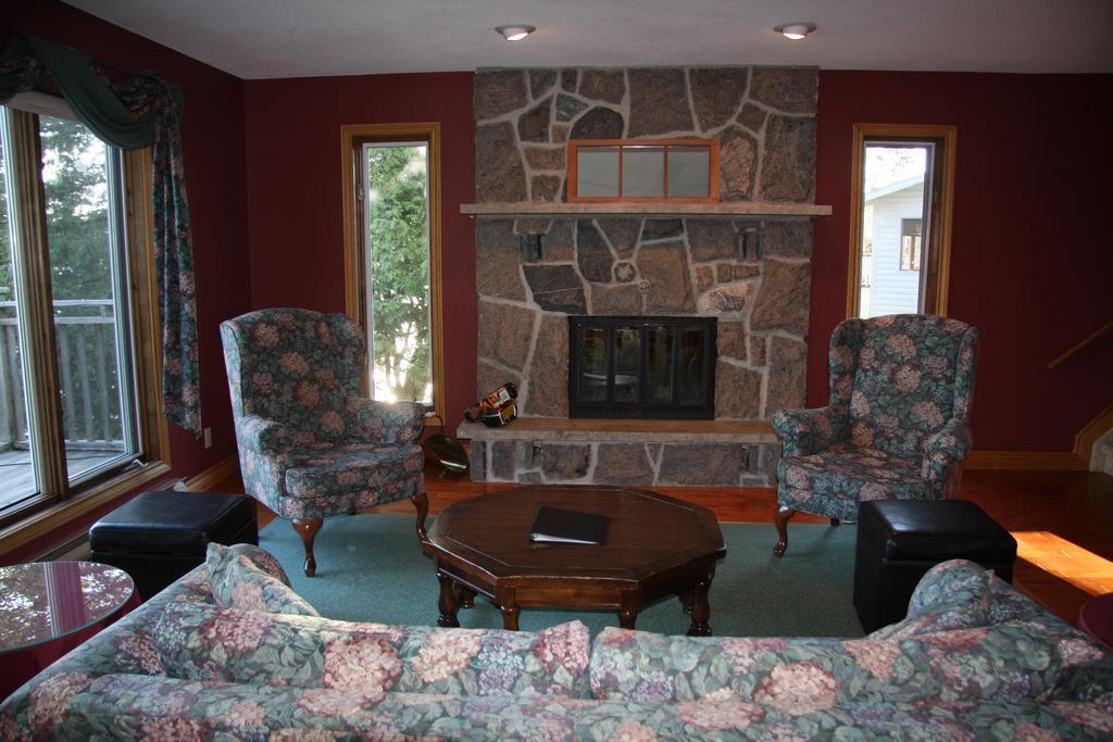 Pow Wow Point Lodge Huntsville Pokoj fotografie